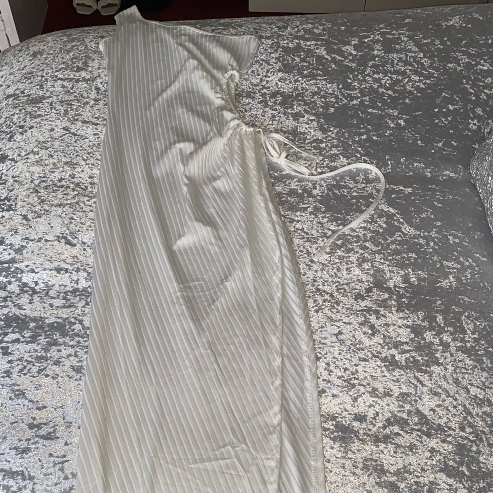Chic Me white long dress with cut out size small new!